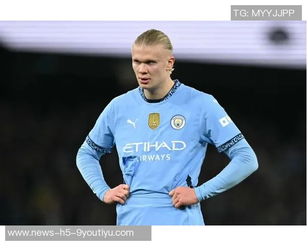 哈兰德晒曼城配色圣诞帽庆祝照为2025年胜利收官添彩